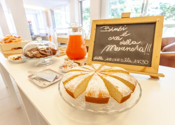 Merenda per bambini con torta, succo e snack.